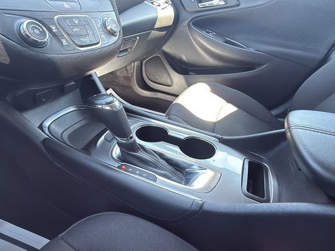 Used 2017 Chevrolet Malibu LT FWD image 34