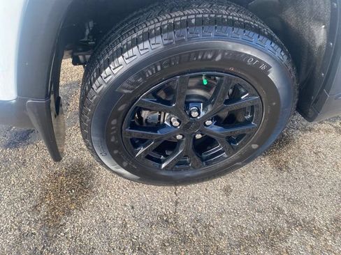 Used 2024 Jeep Grand Cherokee Altitude AWD/4WD image 4