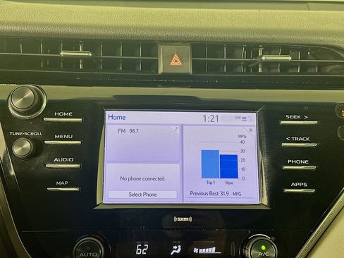 Used 2020 Toyota Camry SE w/ Convenience Package FWD image 19