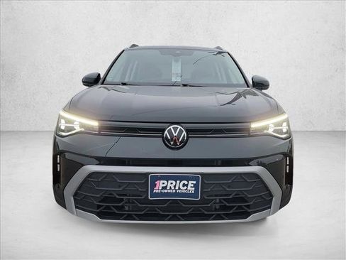 Used 2025 Volkswagen Taos SE w/ Panoramic Sunroof Package image 2