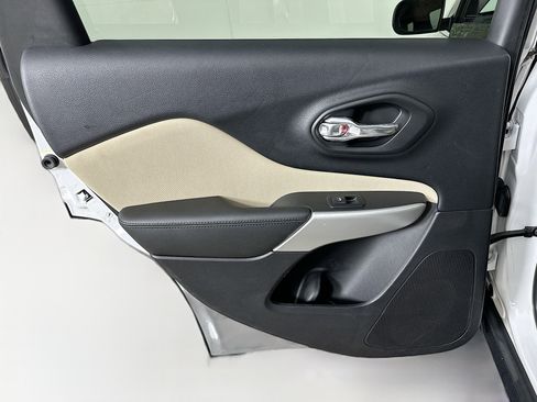 Used 2018 Jeep Cherokee Latitude w/ Cold Weather Group FWD image 25