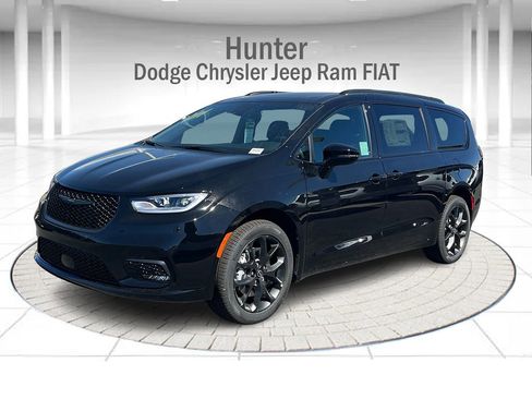 New 2026 Chrysler Pacifica Select image 1