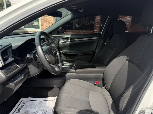 Used 2017 Honda Civic Sport image 9