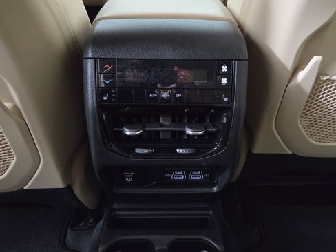 Used 2021 Jeep Grand Cherokee L Limited AWD/4WD image 32
