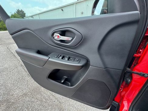 Used 2019 Jeep Cherokee Trailhawk w/ Comfort/Convenience Group AWD/4WD image 26