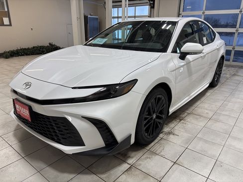New 2026 Toyota Camry SE image 1