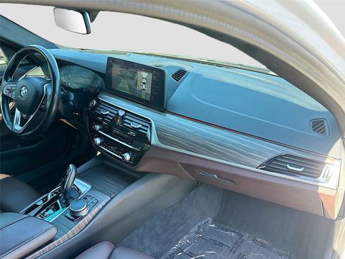 Used 2021 BMW 530i xDrive w/ Premium Package image 32