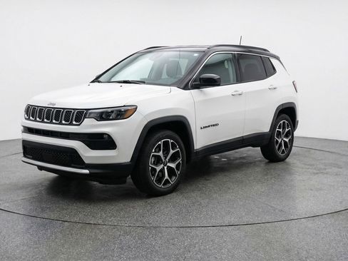 Used 2025 Jeep Compass Limited image 3