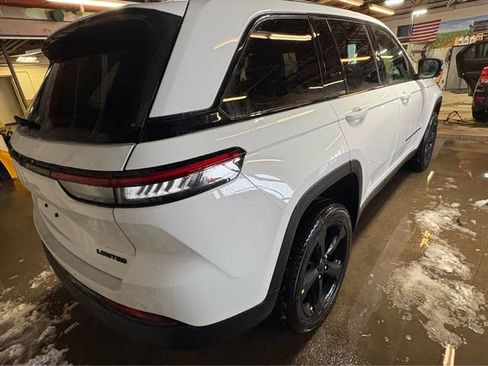 New 2025 Jeep Grand Cherokee Limited w/ Black Appearance Package AWD/4WD image 4