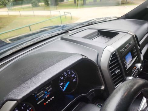 Used 2018 Ford Expedition XLT image 24