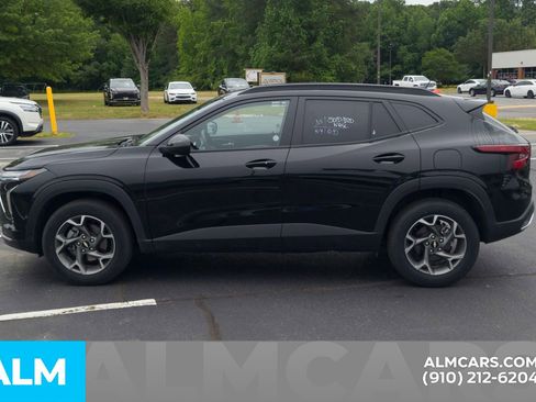 Used 2025 Chevrolet Trax LT w/ LT Convenience Package FWD image 11