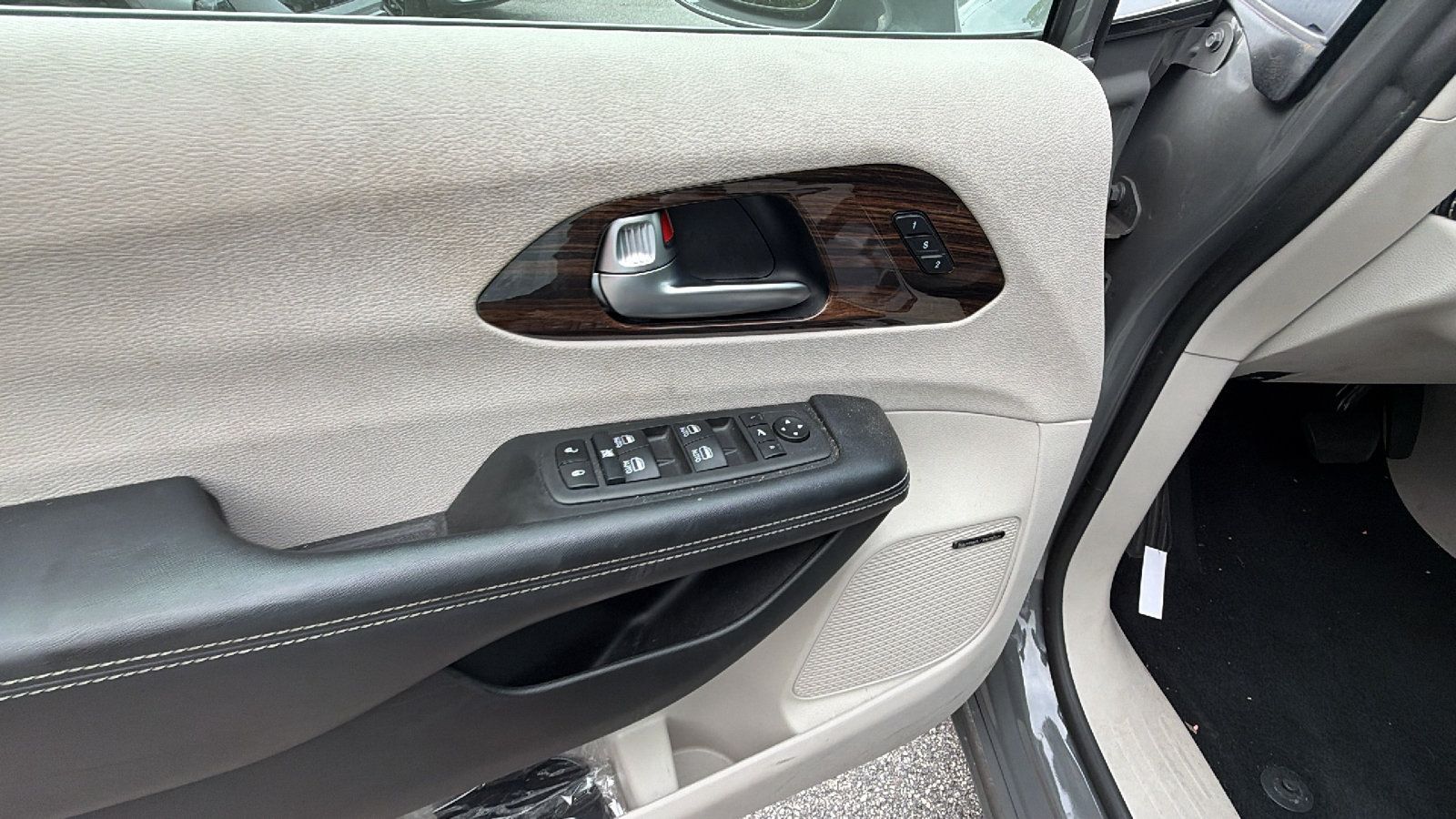 Used 2022 Chrysler Pacifica Limited FWD image 15