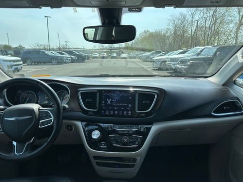 Used 2018 Chrysler Pacifica Touring-L Plus image 26