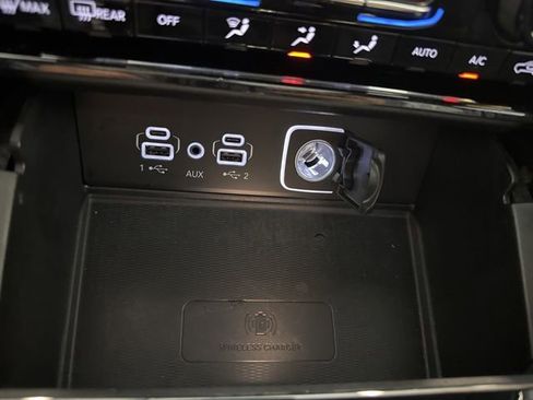 Used 2024 Jeep Grand Cherokee Overland w/ Luxury Tech Group IV AWD/4WD image 31