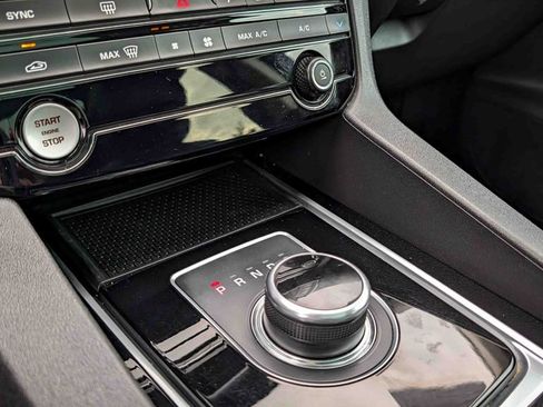 Used 2018 Jaguar F-PACE Prestige image 27