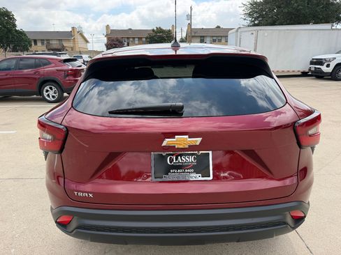 Used 2024 Chevrolet Trax LS w/ LS Convenience Package FWD image 7