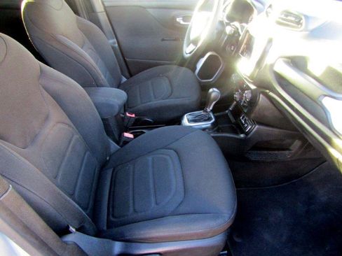 Used 2018 Jeep Renegade Latitude FWD image 12