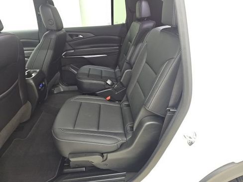 Used 2025 Chevrolet Traverse LT AWD/4WD image 3