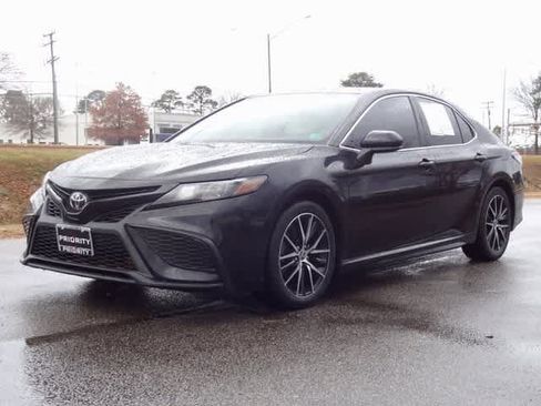 Used 2021 Toyota Camry SE image 1