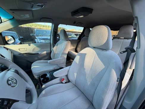 Used 2013 Toyota Sienna LE w/ Towing Pkg AWD/4WD image 25