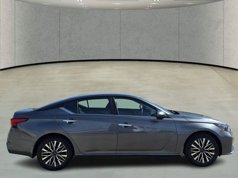 Used 2025 Nissan Altima 2.5 SV w/ SV Premium Package image 6