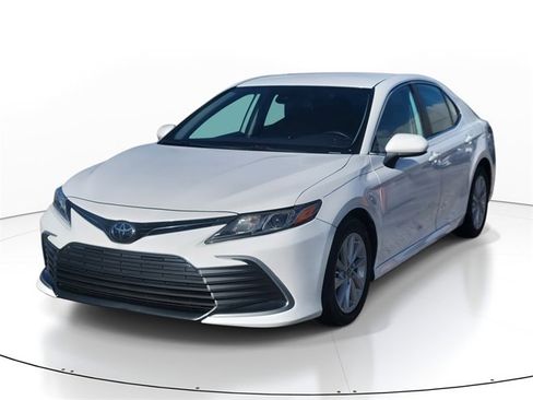 Used 2022 Toyota Camry LE image 2