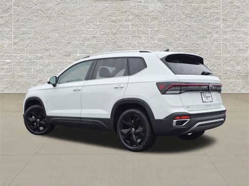 New 2026 Volkswagen Taos SE FWD image 5