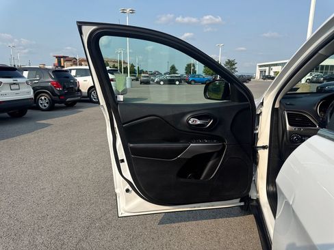 Used 2019 Jeep Cherokee Latitude Plus w/ Cold Weather Group AWD/4WD image 27