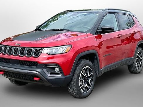 Used 2025 Jeep Compass Trailhawk AWD/4WD image 3