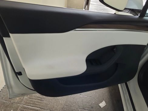 Used 2022 Tesla Model S image 9