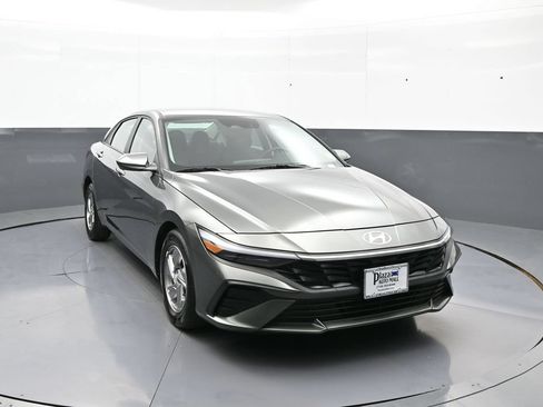 Certified 2025 Hyundai Elantra SE FWD image 3