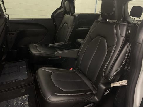 Used 2025 Chrysler Pacifica Select w/ Uconnect Theater Family Group AWD/4WD image 17