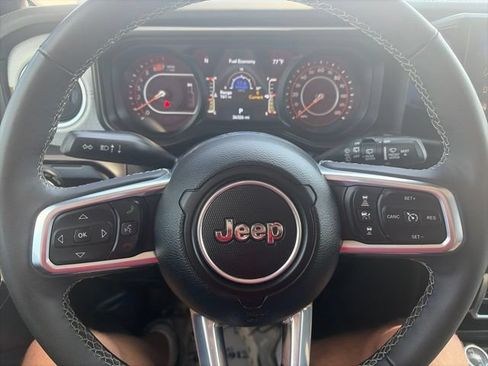 Used 2025 Jeep Wrangler Unlimited Sahara AWD/4WD image 21