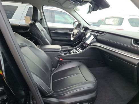 Used 2023 Jeep Grand Cherokee Limited w/ Luxury Tech Group II RWD image 9