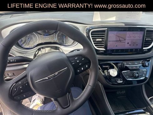 Used 2025 Chrysler Pacifica Limited FWD image 4