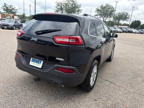 Used 2017 Jeep Cherokee Latitude w/ Cold Weather Group AWD/4WD image 5