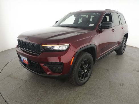 New 2025 Jeep Grand Cherokee Altitude image 2