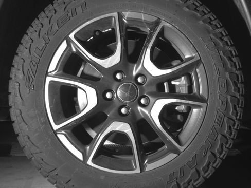 Used 2025 Jeep Compass Trailhawk image 13