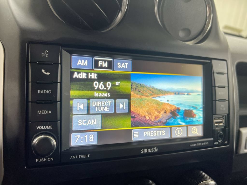 Used 2017 Jeep Compass Latitude FWD image 13