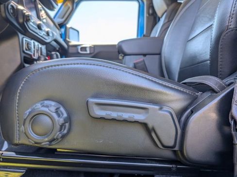 Used 2022 Jeep Wrangler Unlimited Sahara AWD/4WD image 17