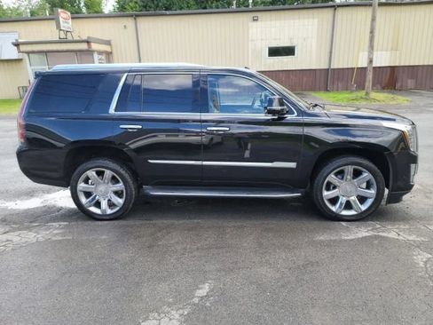Used 2018 Cadillac Escalade Luxury AWD/4WD image 4