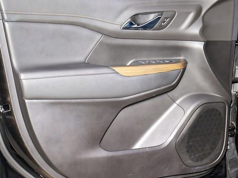 Used 2023 GMC Acadia SLE image 14