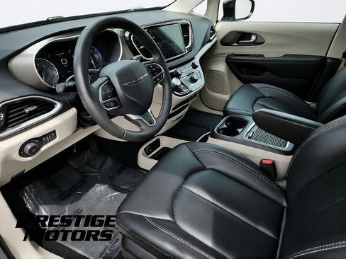 Used 2024 Chrysler Pacifica Touring-L FWD image 24