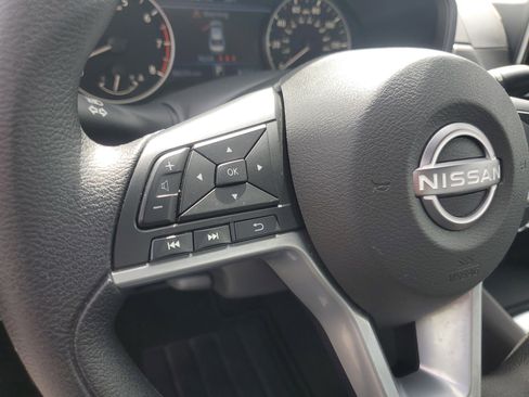 Used 2025 Nissan Altima 2.5 SV FWD image 15