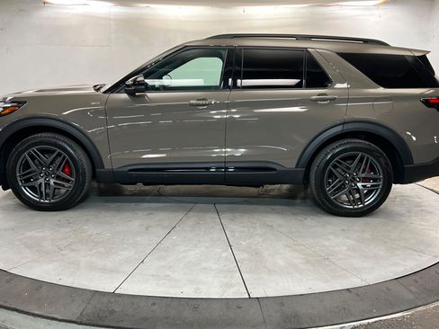 Used 2026 Ford Explorer ST-Line w/ ST-Line Street Pack AWD/4WD image 2