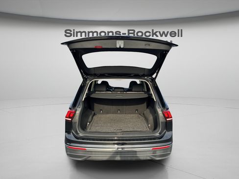 Used 2024 Volkswagen Tiguan SE w/ Panoramic Sunroof Package AWD/4WD image 9