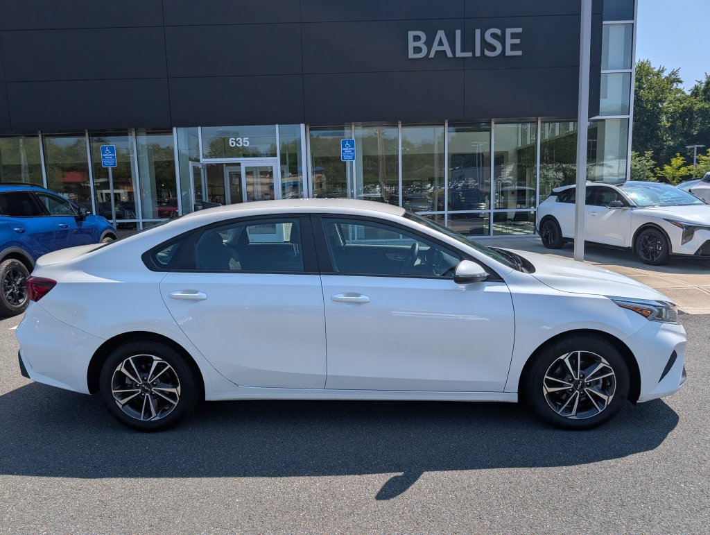 Used 2024 Kia Forte LXS w/ LXS Technology Package FWD image 2