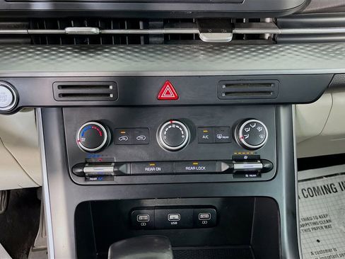 Used 2022 Kia Carnival LX FWD image 22