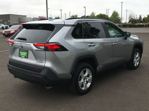 Used 2021 Toyota RAV4 LE AWD/4WD image 7