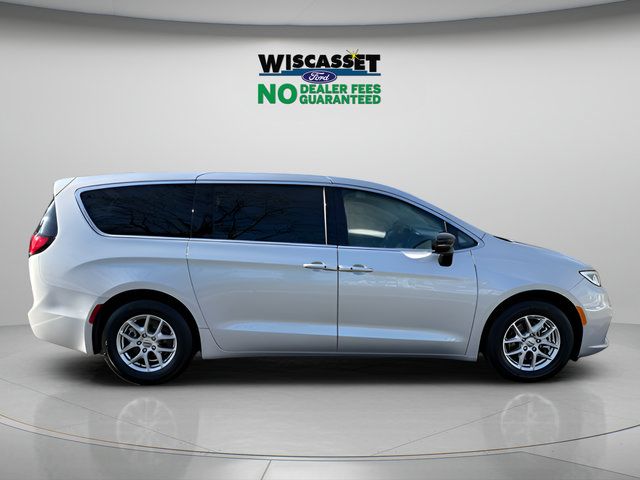 Used 2024 Chrysler Pacifica Touring-L FWD image 6